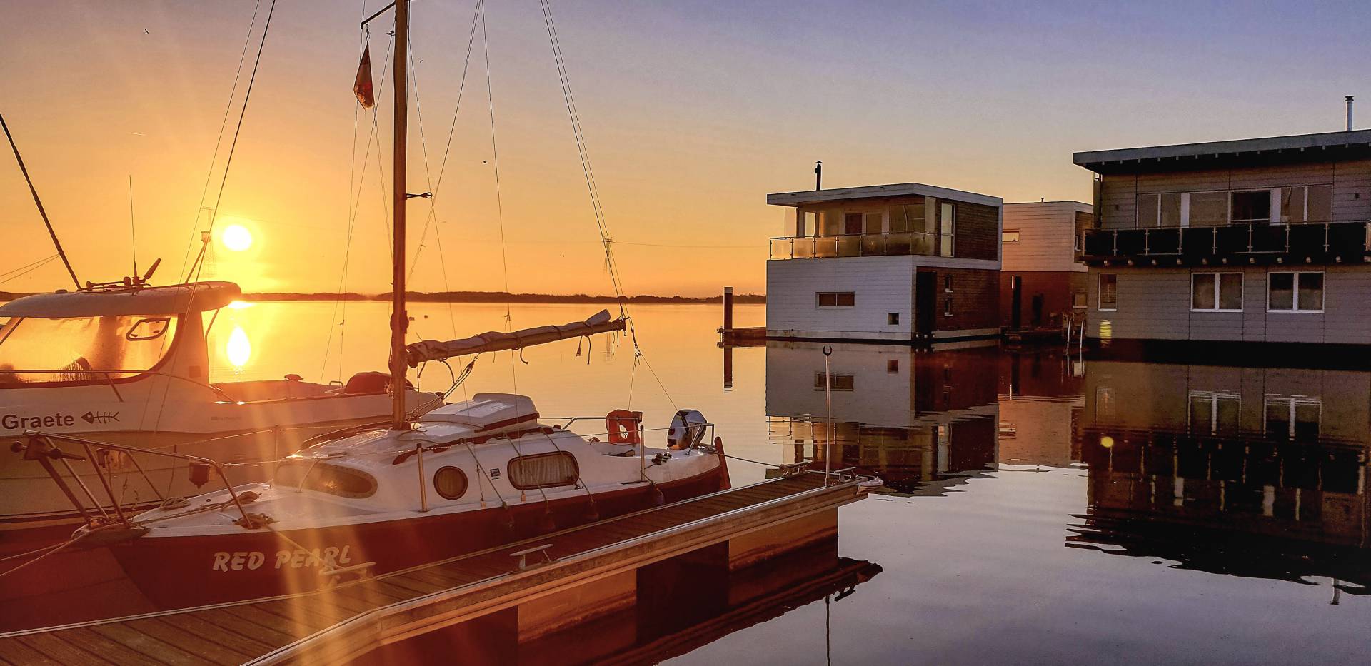 Boote und Schwimmende Häuser im Baltic Sea Resort in Kröslin