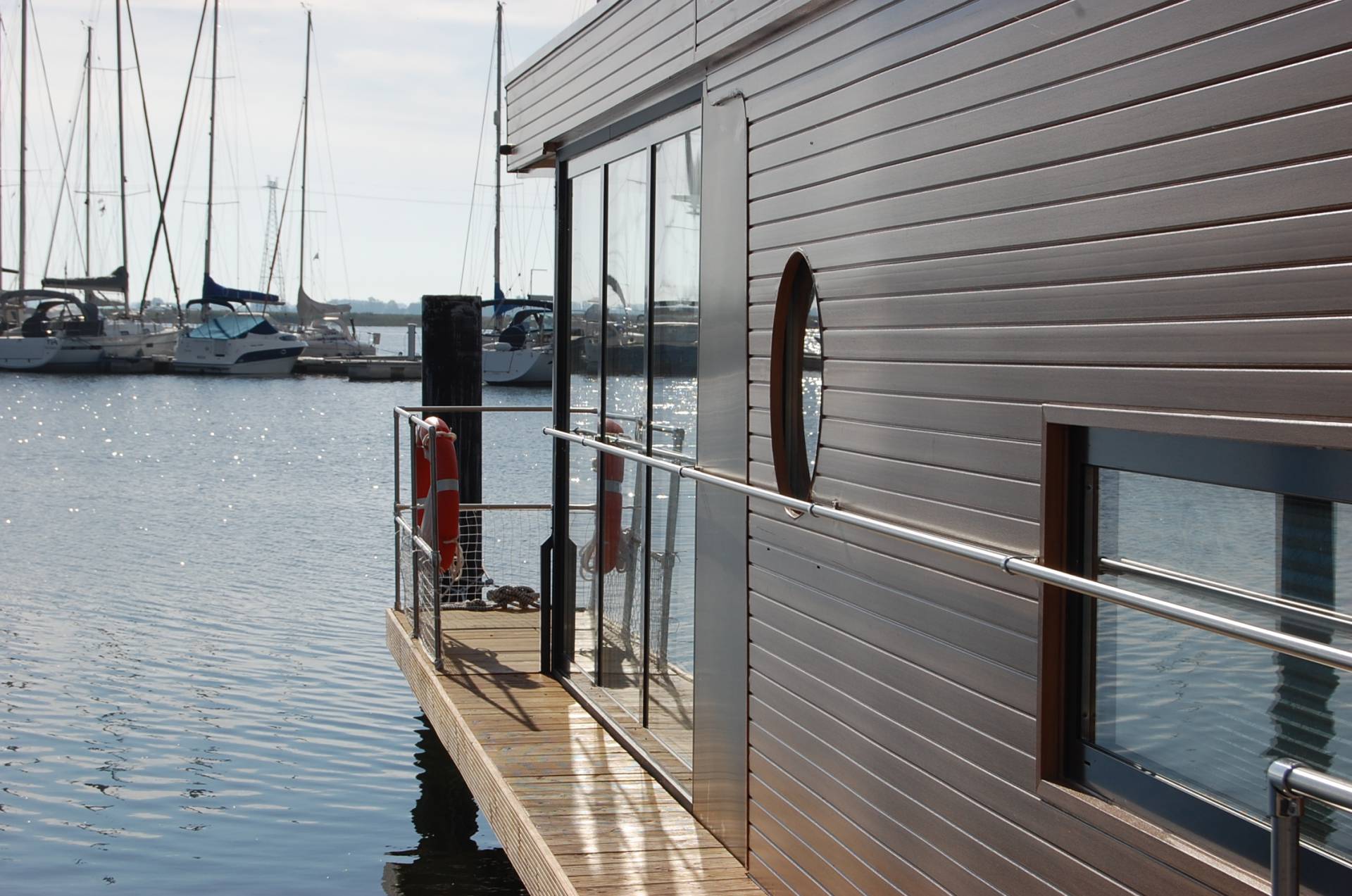 Hausboot des Baltic Sea Resort mit Blick auf den Yachthafen an der Ostsee