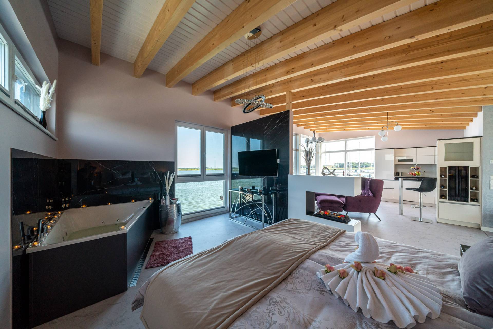 Innenansicht Suite des Floating House mit Badewanne und Doppelbett