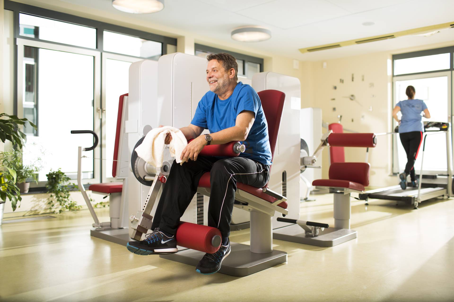 Mann auf Fitnessgerät im Fitnessstudio des Baltic Sea Resort