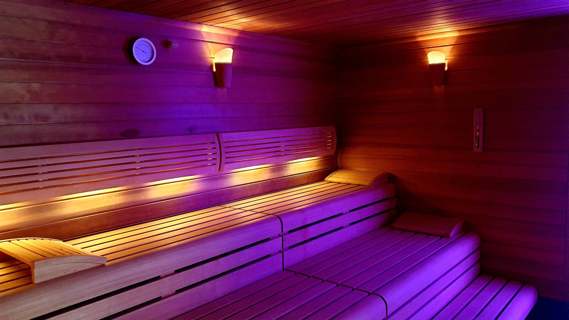 Beleuchtete Sauna im Wellnessbereich des Baltic Sea Resort an der Ostsee