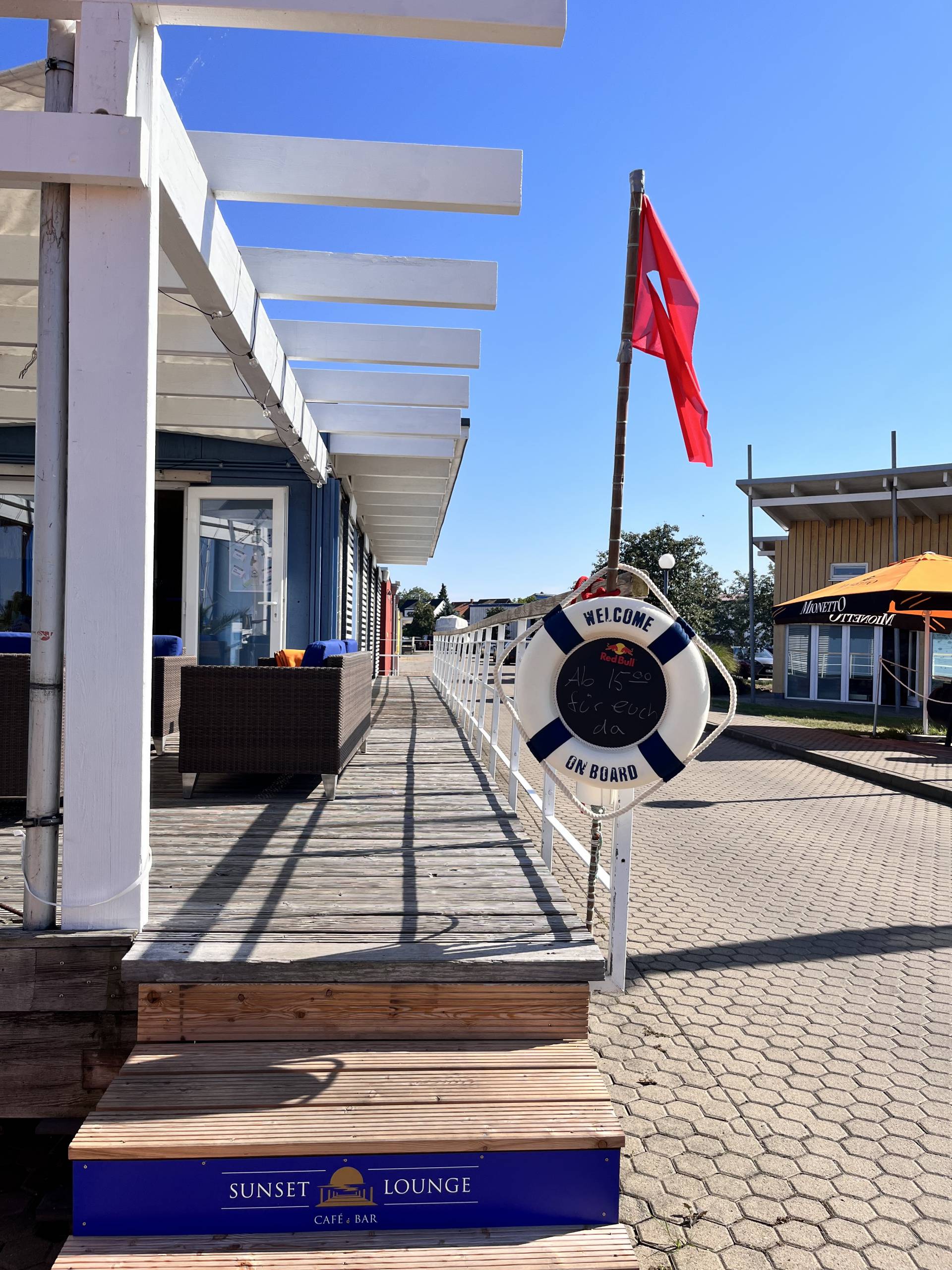 Außenansicht Eingang zur Sunset Lounge