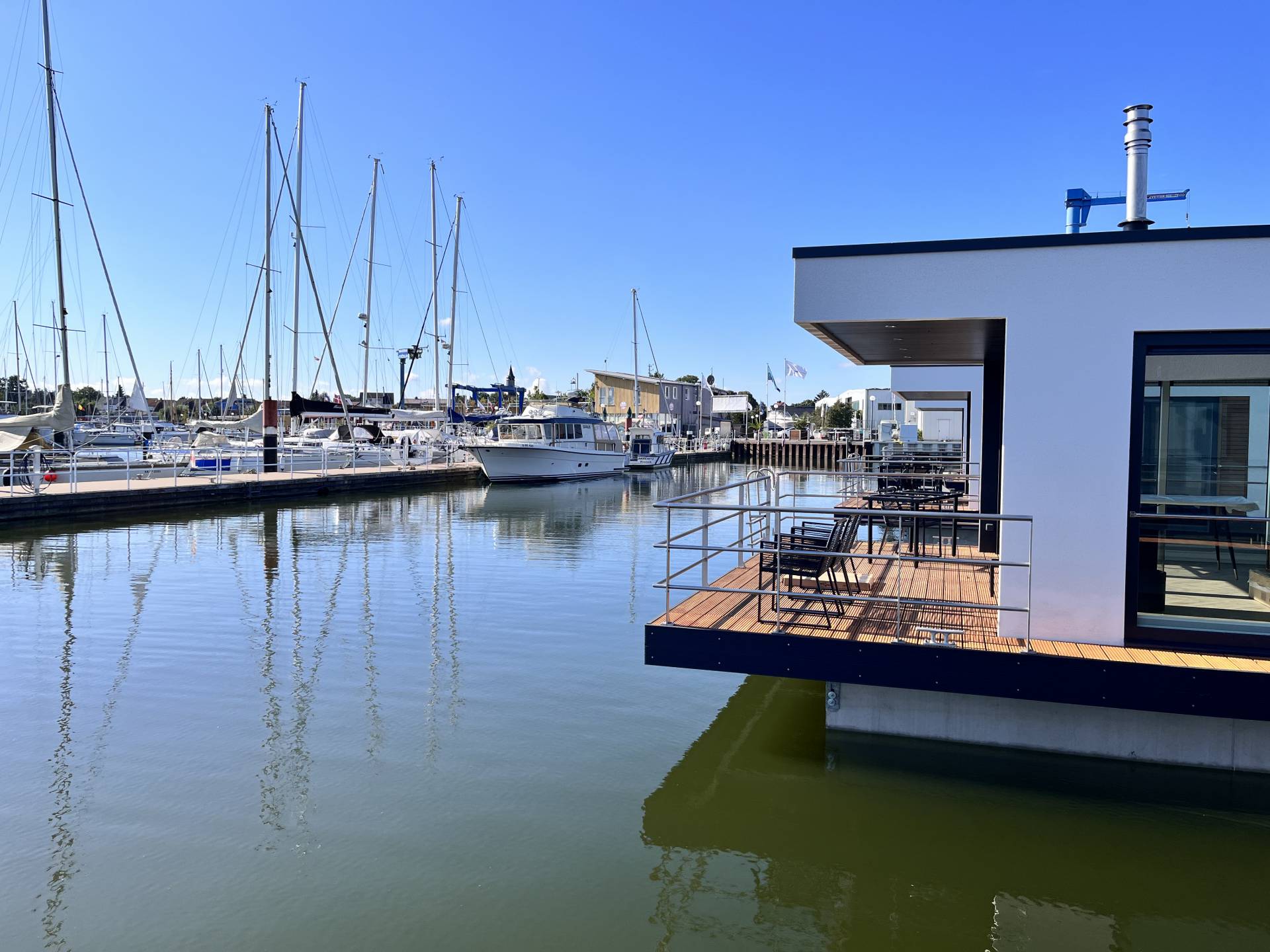 Hausboot mit Blick in den Yachthafen