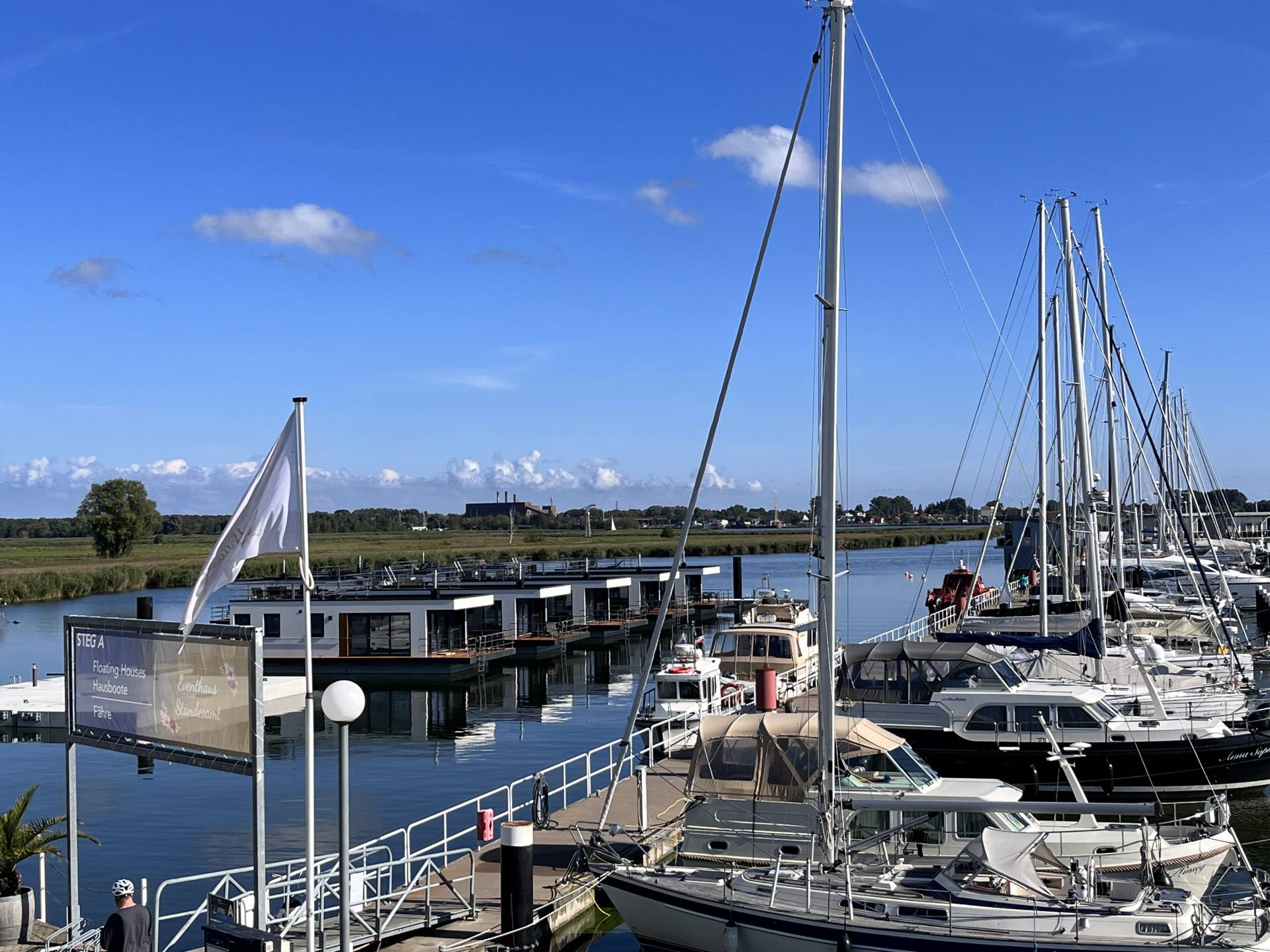 Neue Hausboote im Yachthafen