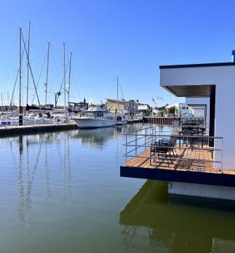 Hausboot mit Blick in den Yachthafen