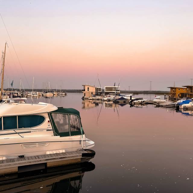 Yachthafen und Floating Houses im Baltic Sea Resort in Kröslin