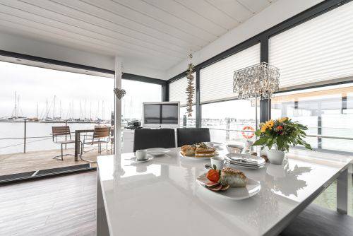 gedeckter Tisch im Hausboot des Baltic Sea Resort