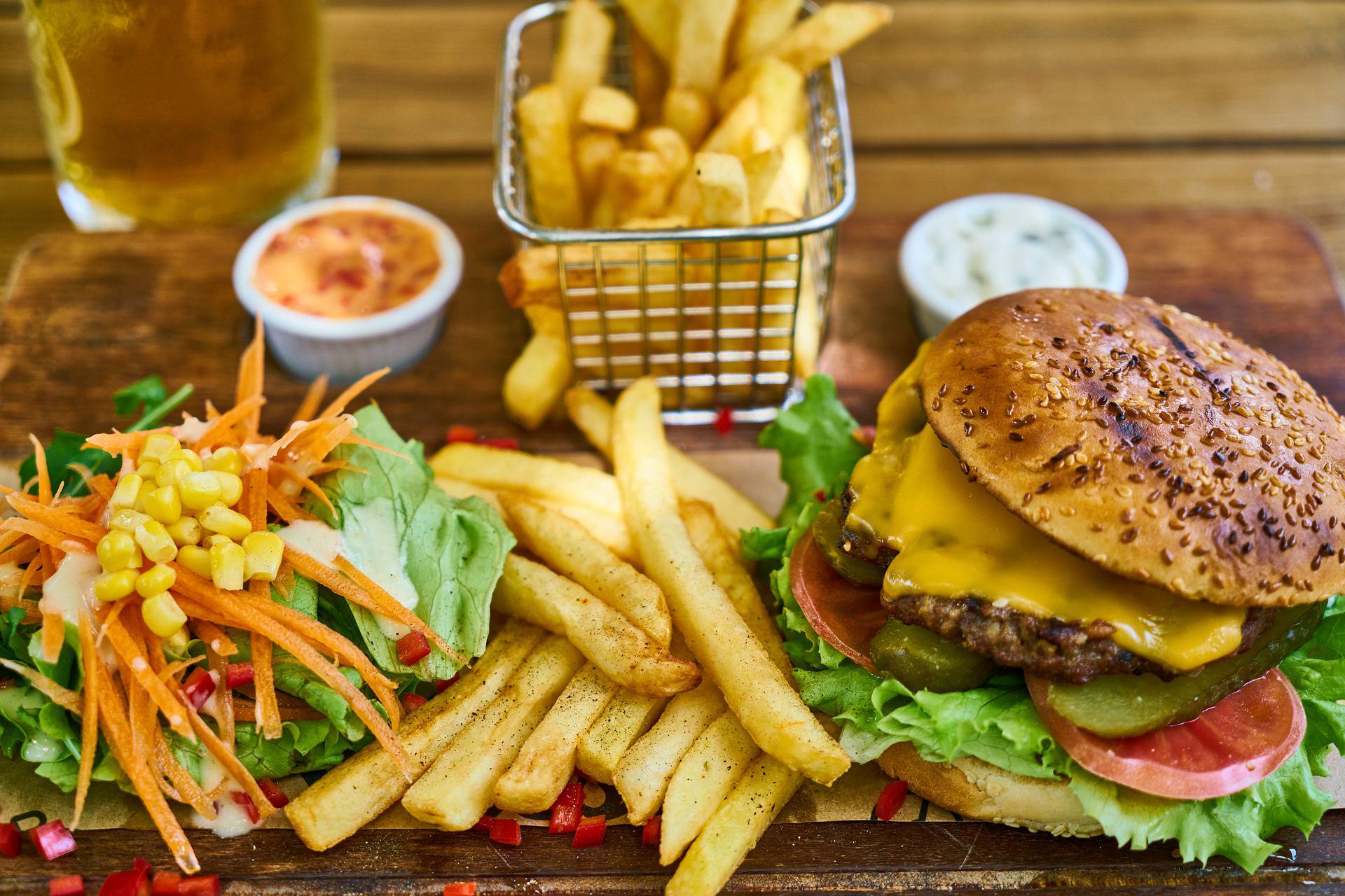 Cheeseburger mit Pommes und Salat