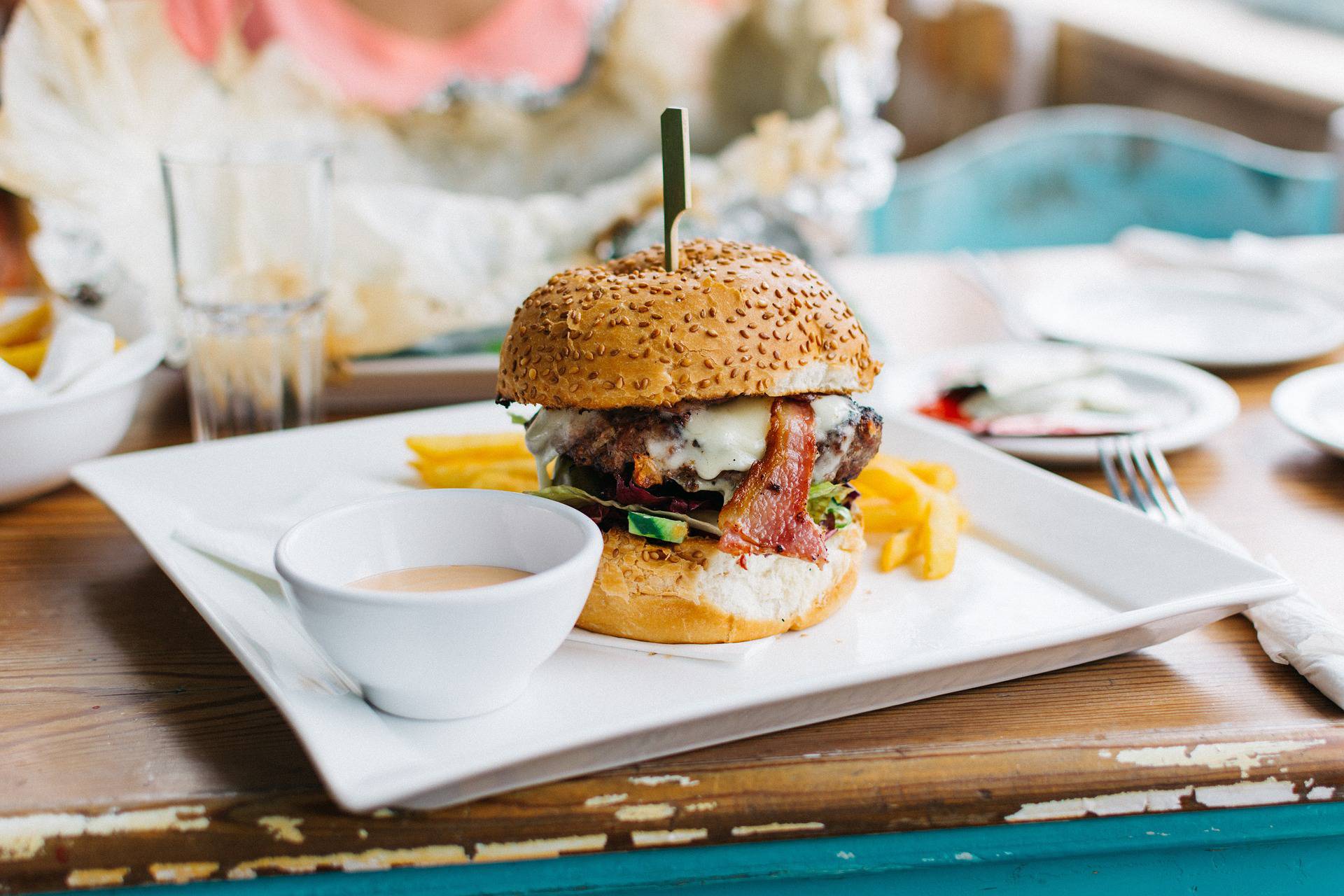 Cheeseburger mit Bacon und Pommes