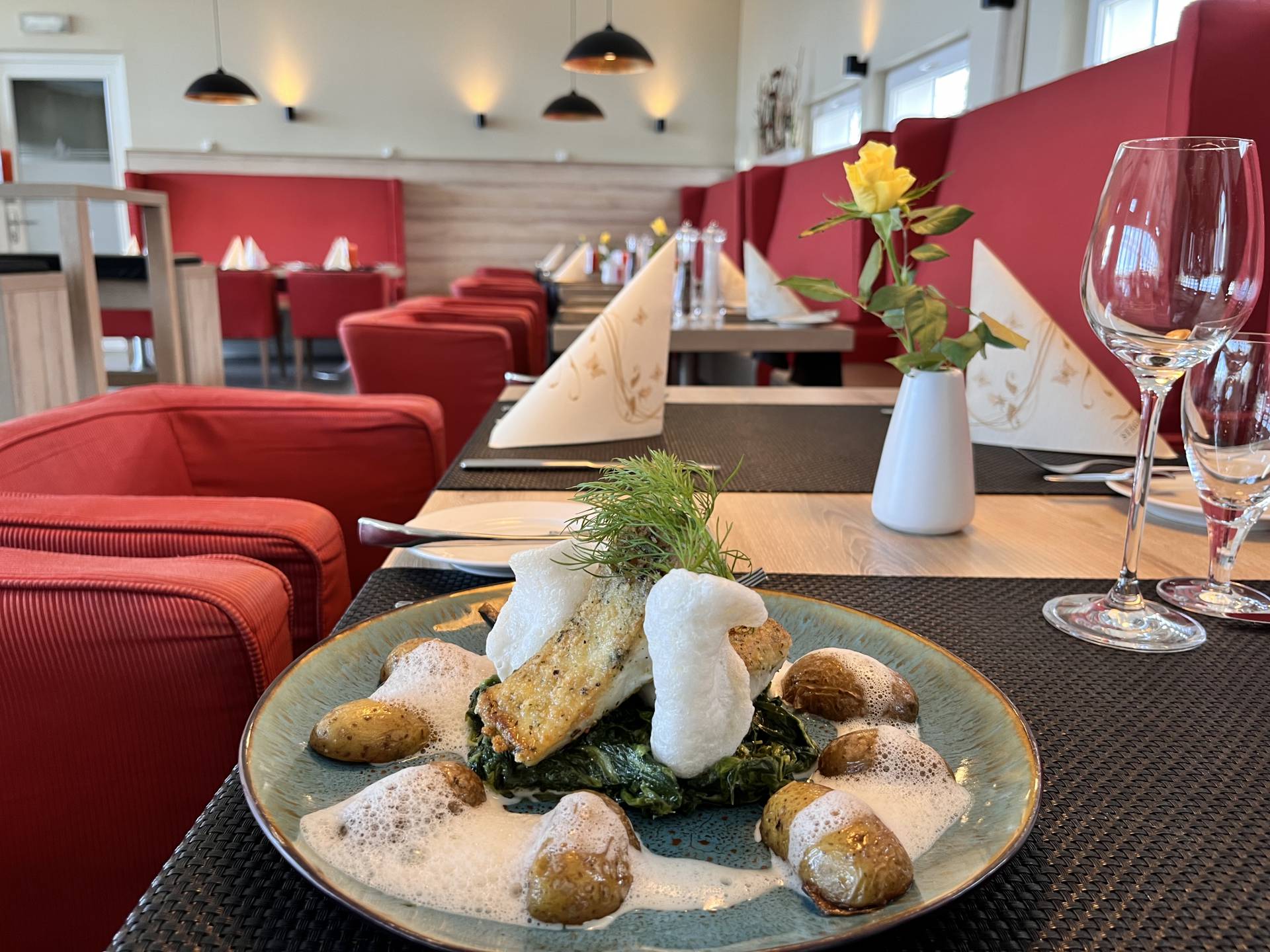 Fisch mit Kartoffeln, Spinat und Schaum
