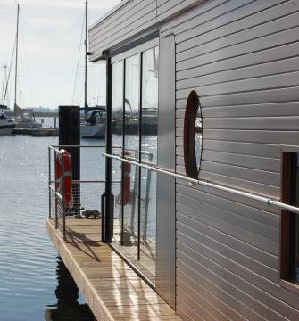 Hausboot des Baltic Sea Resort mit Blick auf den Yachthafen an der Ostsee