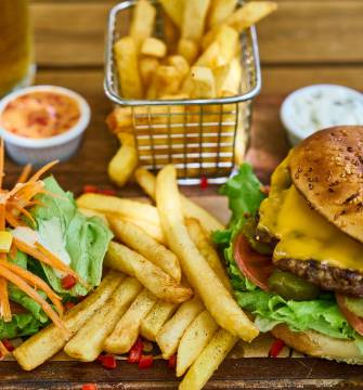 Cheeseburger mit Pommes und Salat