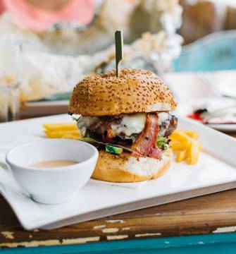 Cheeseburger mit Bacon und Pommes