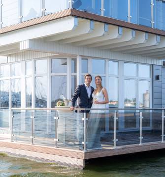 Schwimmendes Standesamt, Brautpaar im Baltic Sea Resort, Hochzeit Ostsee