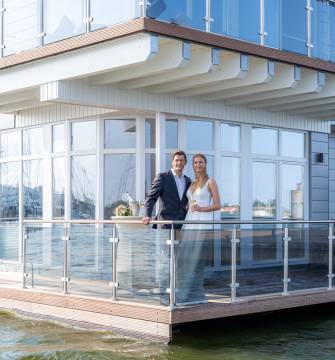 Schwimmendes Standesamt, Brautpaar im Baltic Sea Resort, Hochzeit Ostsee