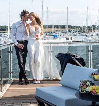 Ehepaar im Yachthafen Marina Kröslin im Baltic Sea Resort an der Ostsee
