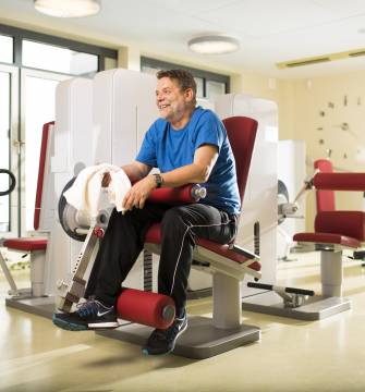 Mann auf Fitnessgerät im Fitnessstudio des Baltic Sea Resort