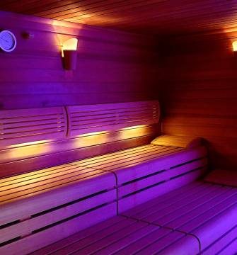Beleuchtete Sauna im Wellnessbereich des Baltic Sea Resort an der Ostsee