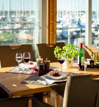 Innenansicht Restaurant Marina's Almstübchen mit Blick auf den Yachthafen Kröslin