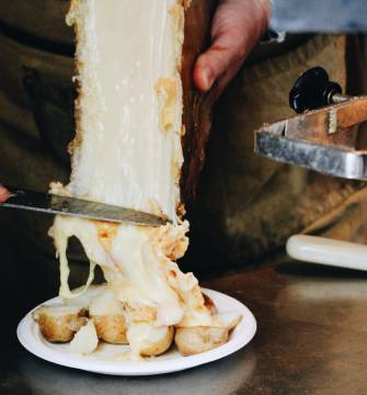 Flüssiger Raclette-Käse über Kartoffeln