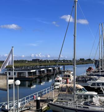 Neue Hausboote im Yachthafen