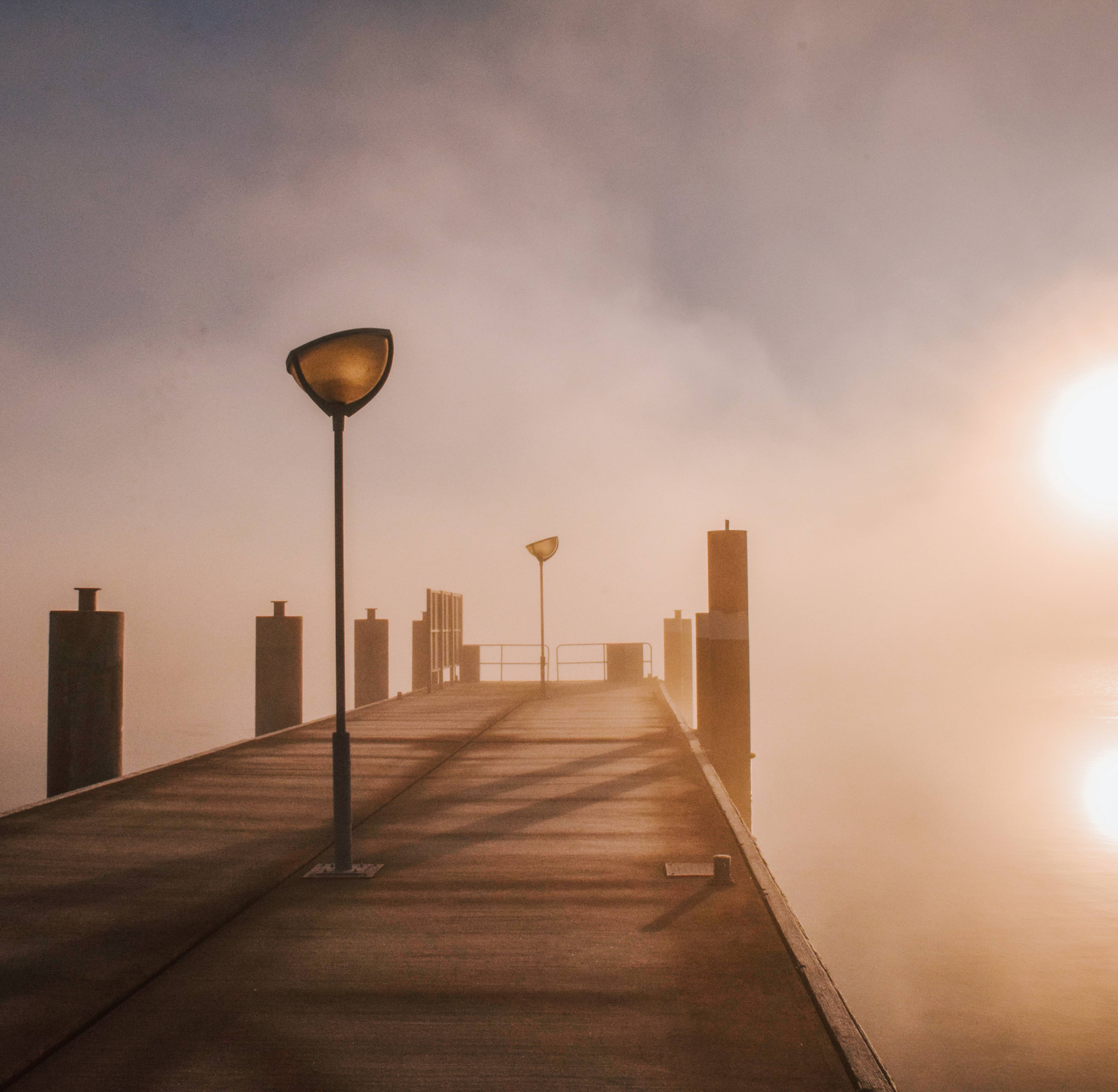 Steg im Nebel bei Dämmerung Yachthafen Marina Kröslin, Ostsee