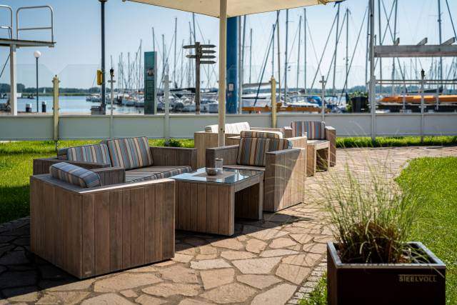 Außenansicht Sonnenterrasse mit Blick auf die Marina