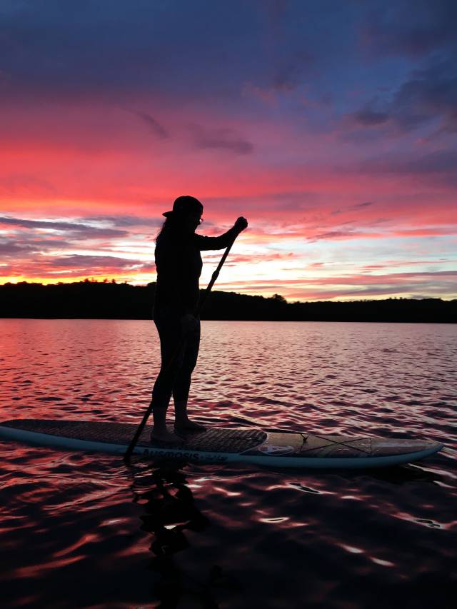 Stand Up Paddling bei Dämmerung