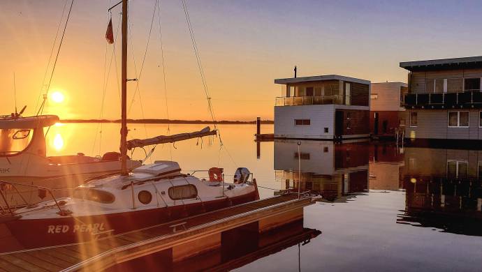 Boote und Schwimmende Häuser im Baltic Sea Resort in Kröslin