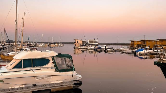 Yachthafen und Floating Houses im Baltic Sea Resort in Kröslin