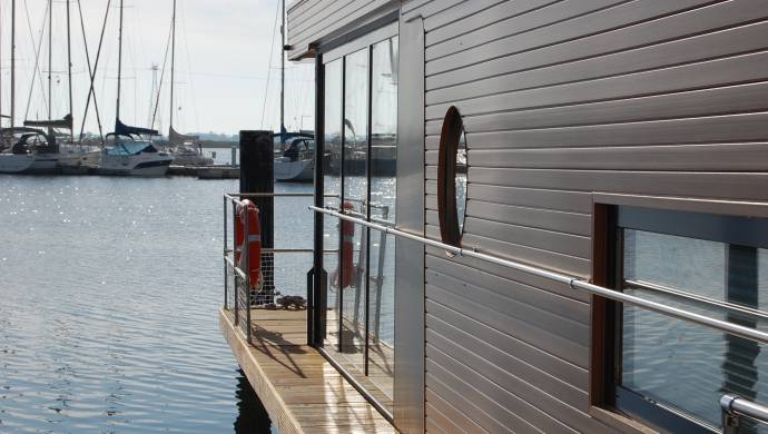 Floating House des Baltic Sea Resort mit Blick auf den Yachthafen an der Ostsee