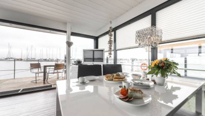 gedeckter Tisch im Floating House des Baltic Sea Resort