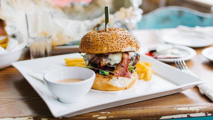 Cheeseburger mit Bacon und Pommes
