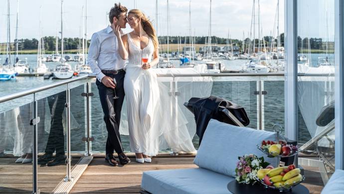 Ehepaar im Yachthafen Marina Kröslin im Baltic Sea Resort an der Ostsee