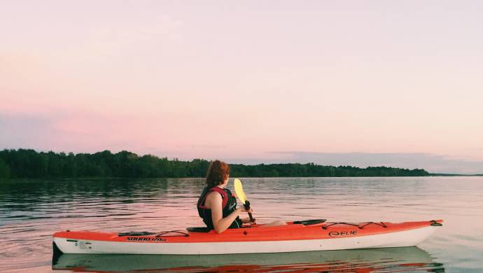 Frau im Kayak bei Dämmerung