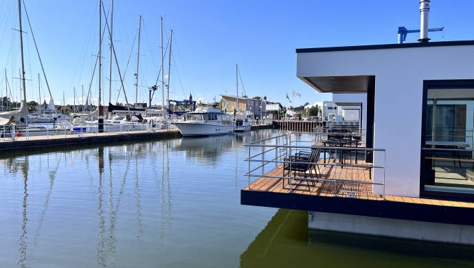 Hausboot mit Blick in den Yachthafen