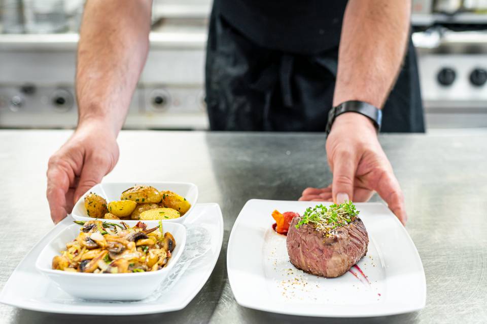 Steak Bratkartoffeln und Salat im Restaurant Steghouse