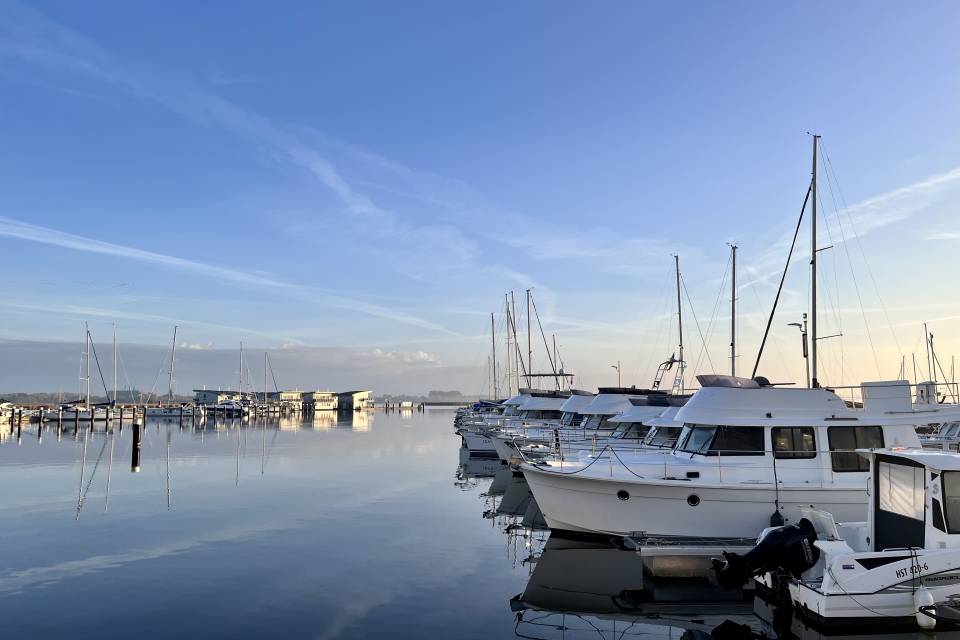 Boote im Yachthafen von Marina Kröslin im Baltic Sea Resort