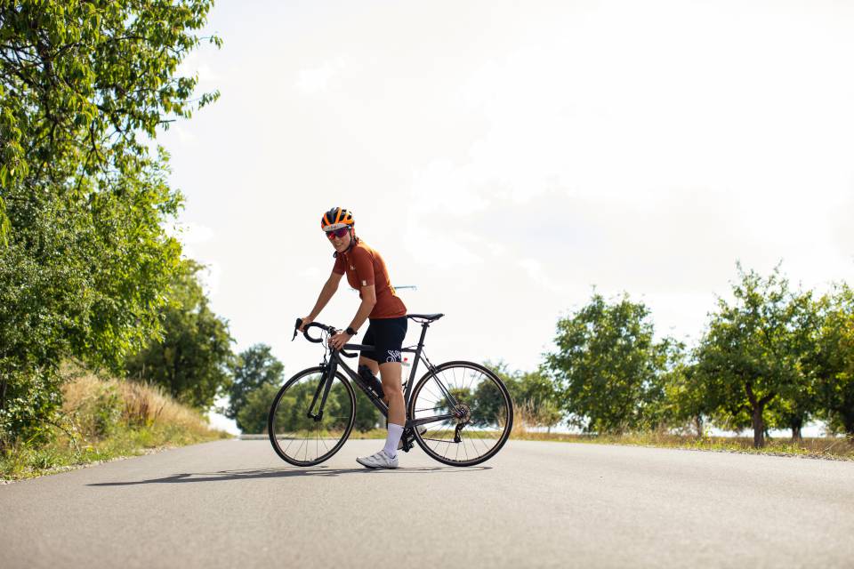 Frau auf Rennrad