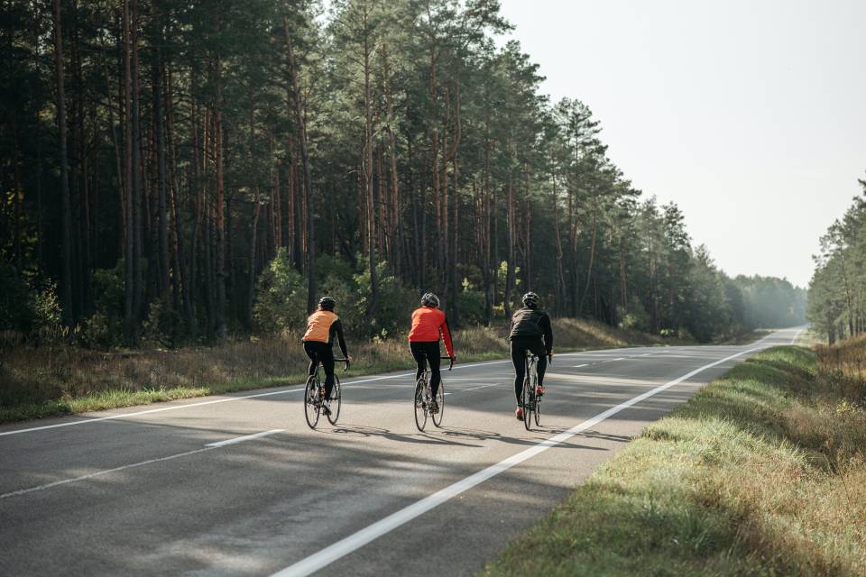 Gruppe fährt Rennrad