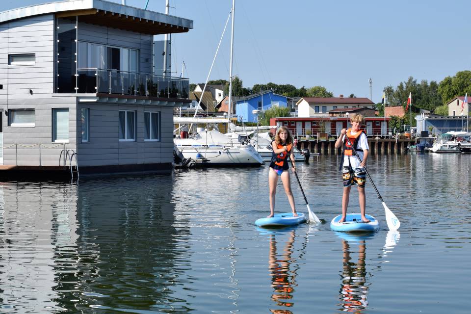 Beste Bedingungen: Lospaddeln in der Marina Kröslin - BALTIC SEA RESORT®