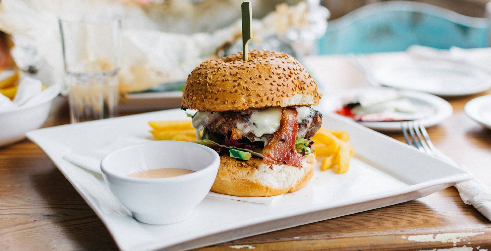 Cheeseburger mit Bacon und Pommes