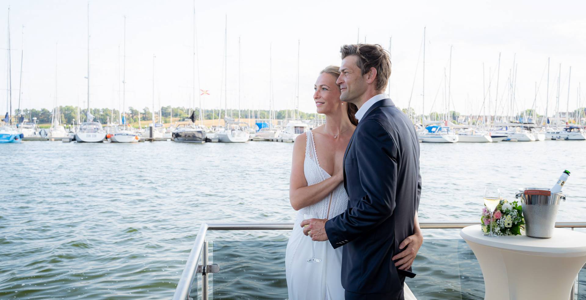 Ehepaar im Baltic Sea Resort, schwimmendes Standesamt, Hochzeit Ostsee