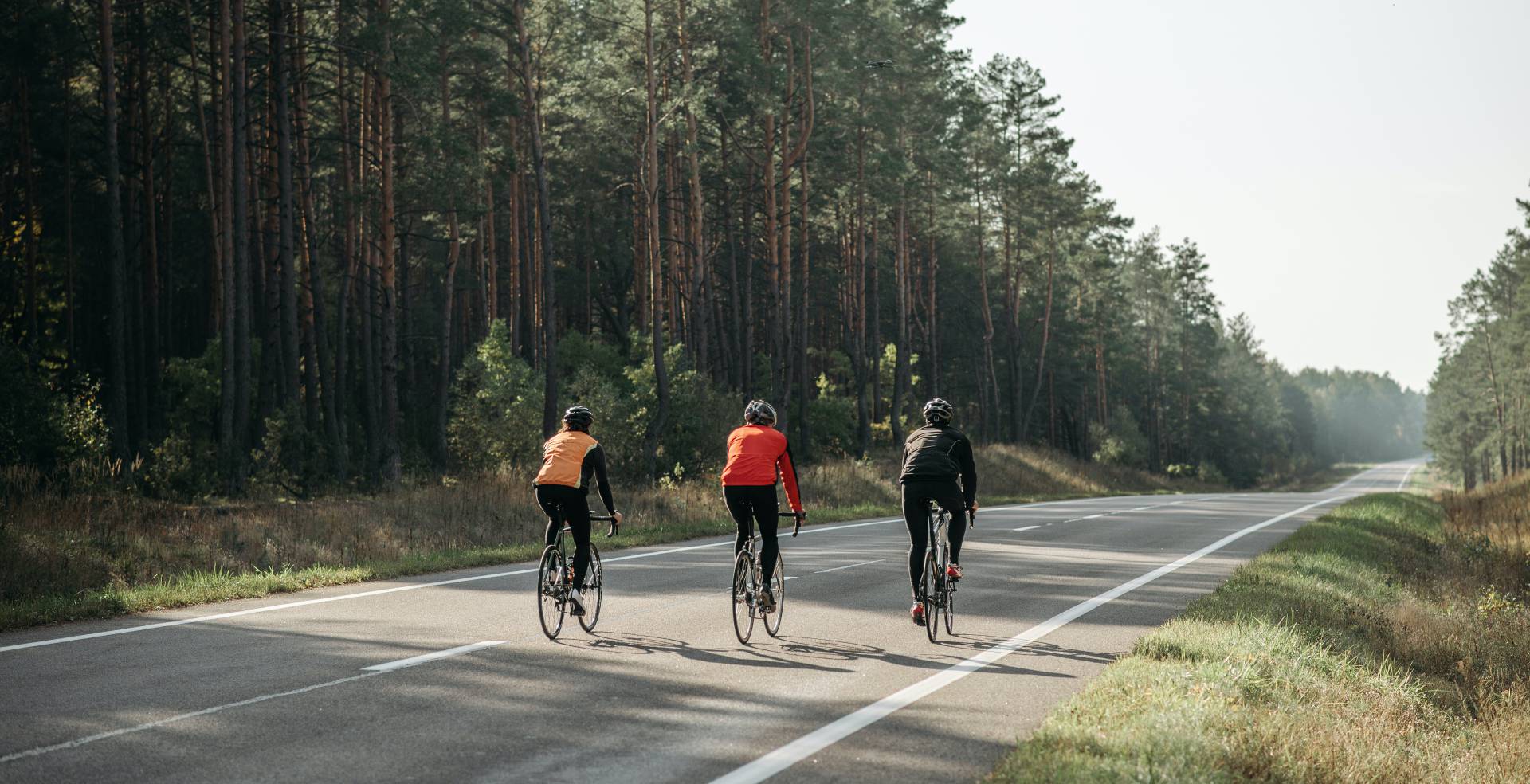 Gruppe fährt Rennrad