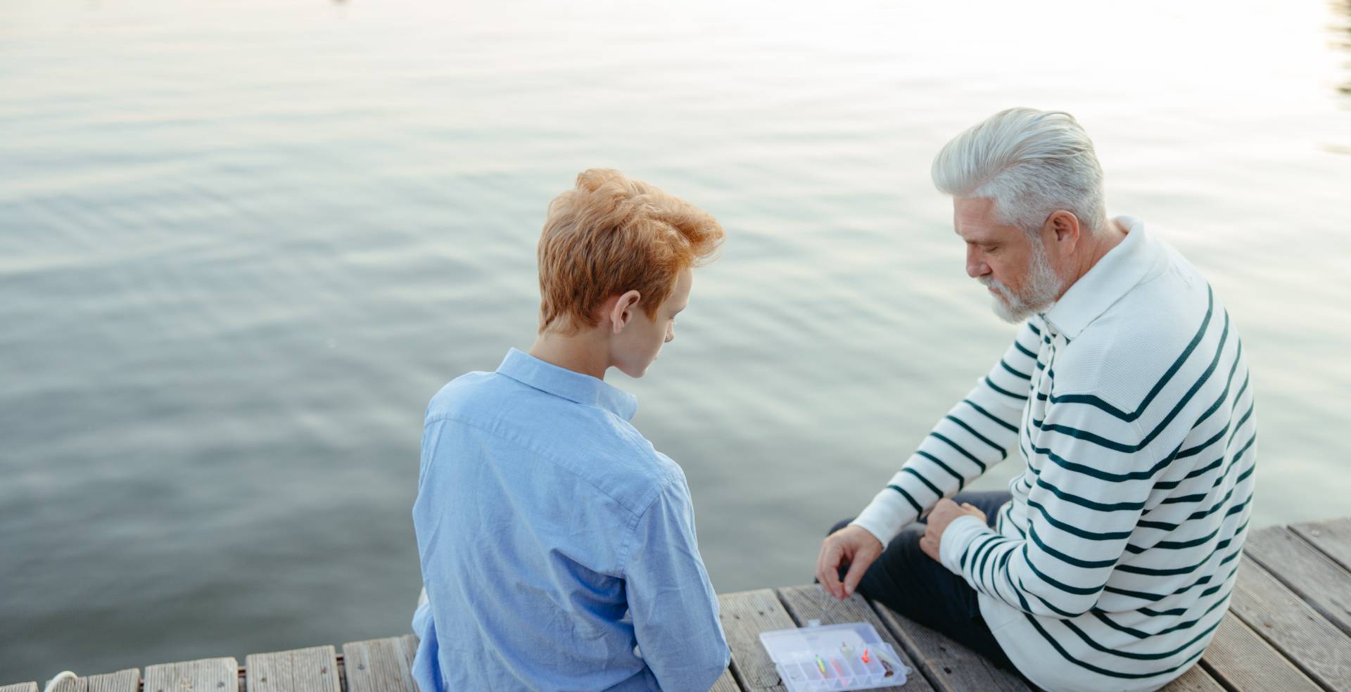 Vater und Sohn beim Angeln