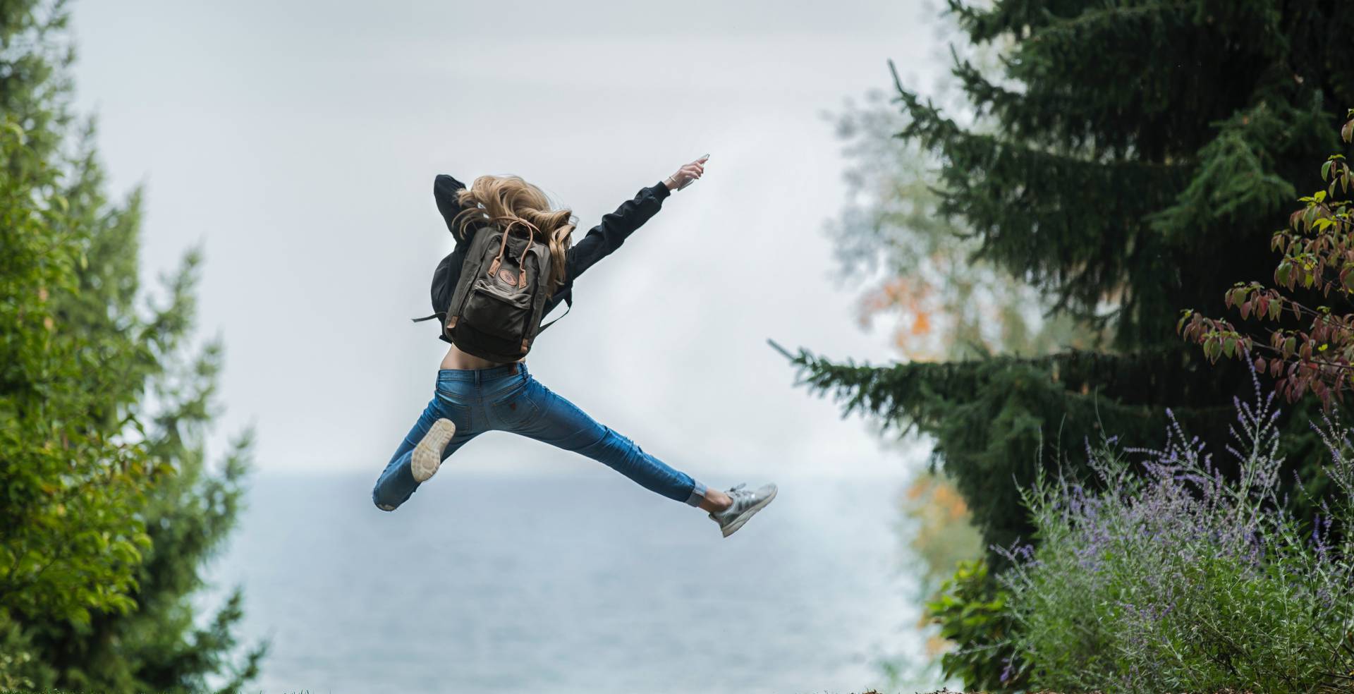 Frau springt in die Luft